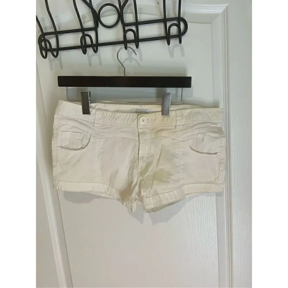 Charlotte Russe cream colored short shorts with pockets
